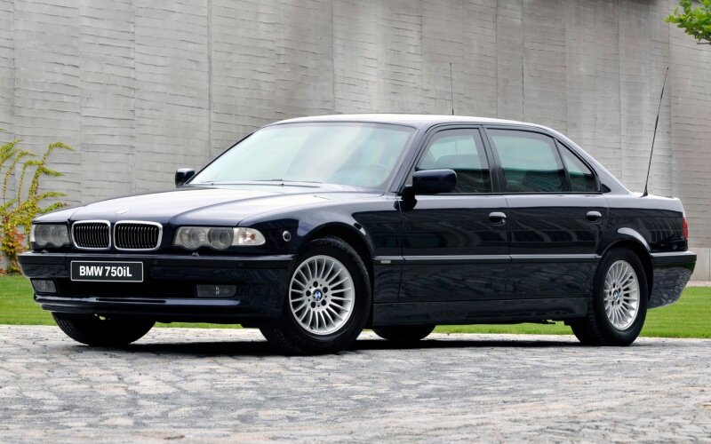 «Черный бумер» BMW 750i : легенда 90-х